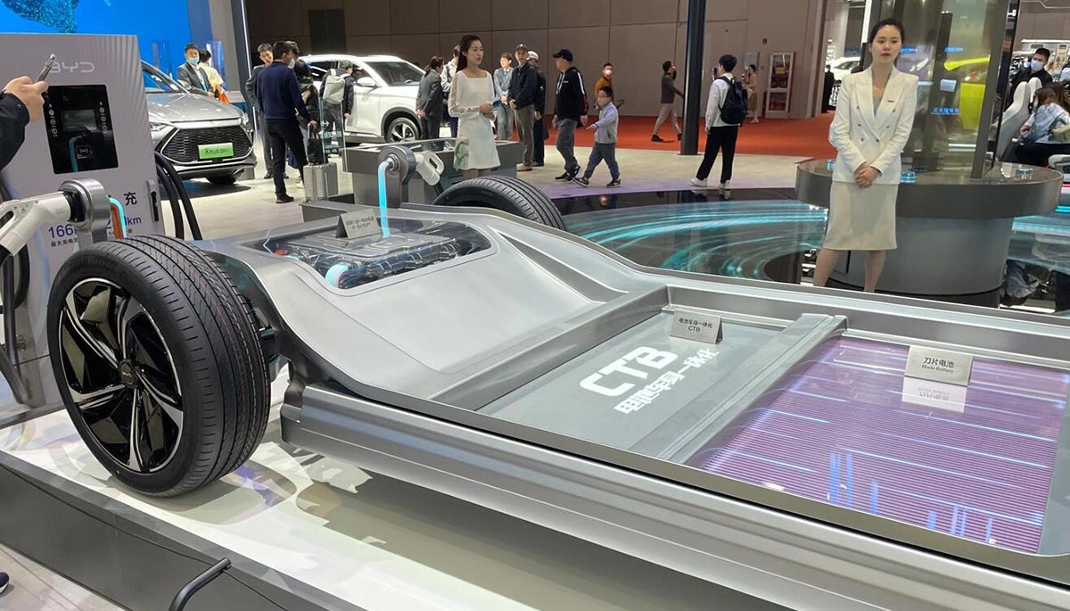 Ô tô điện dễ rẻ hơn hẳn trong thời gian tới nhờ giá thành pin giảm 50% - Ảnh 1