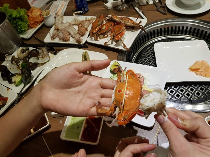 Bỏ 500k ăn buffet tại nhà hàng nổi tiếng Hà Nội, thực khách thất vọng: Hải sản óp, có con ôi hỏng, ăn về còn chịu cảnh "tào tháo đuổi" - Ảnh 5