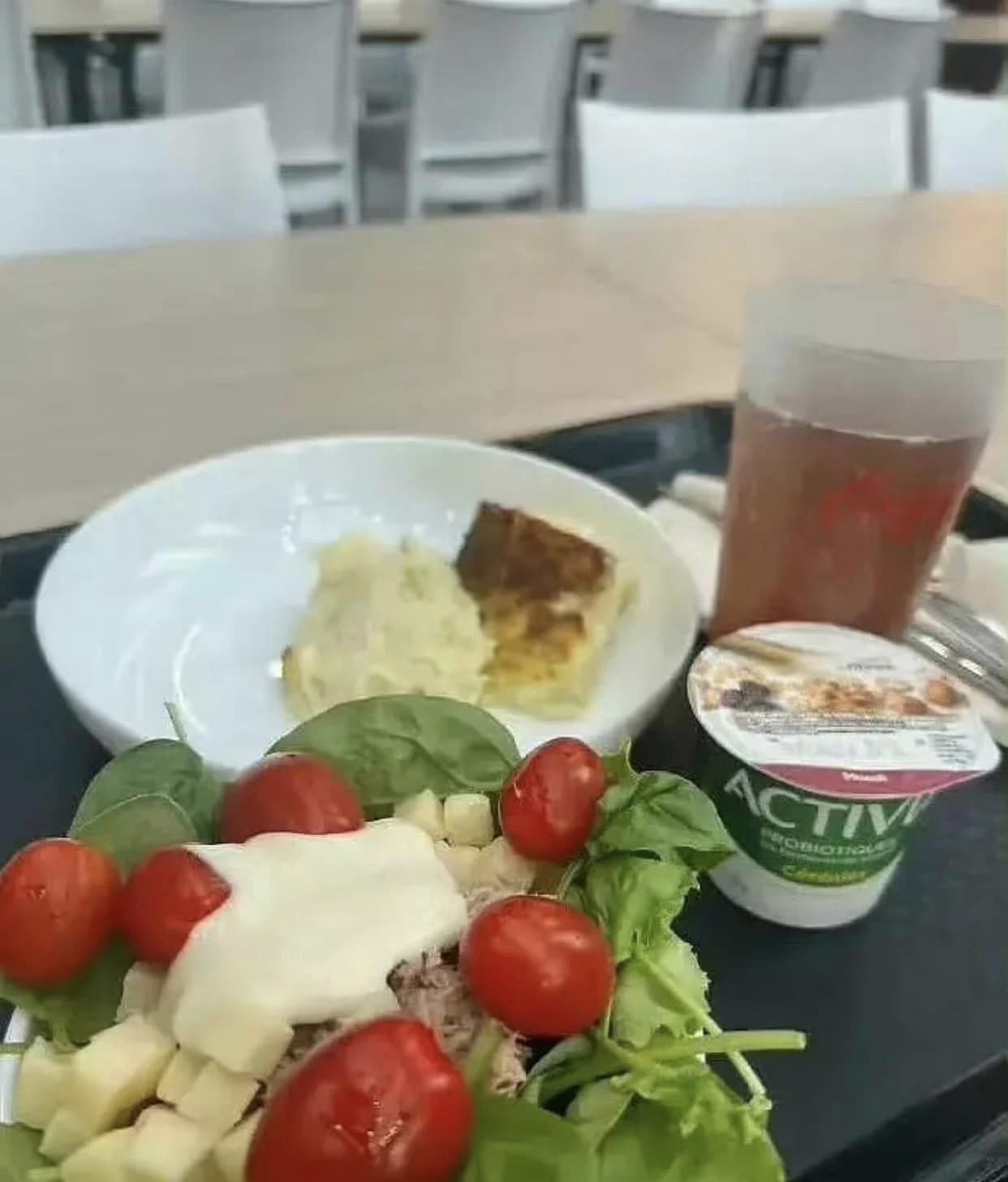 Xôn xao ảnh những bữa ăn của vận động viên Olympic Paris 2024, dân mạng tranh cãi vì "quá ít và thiếu chất" - Ảnh 2