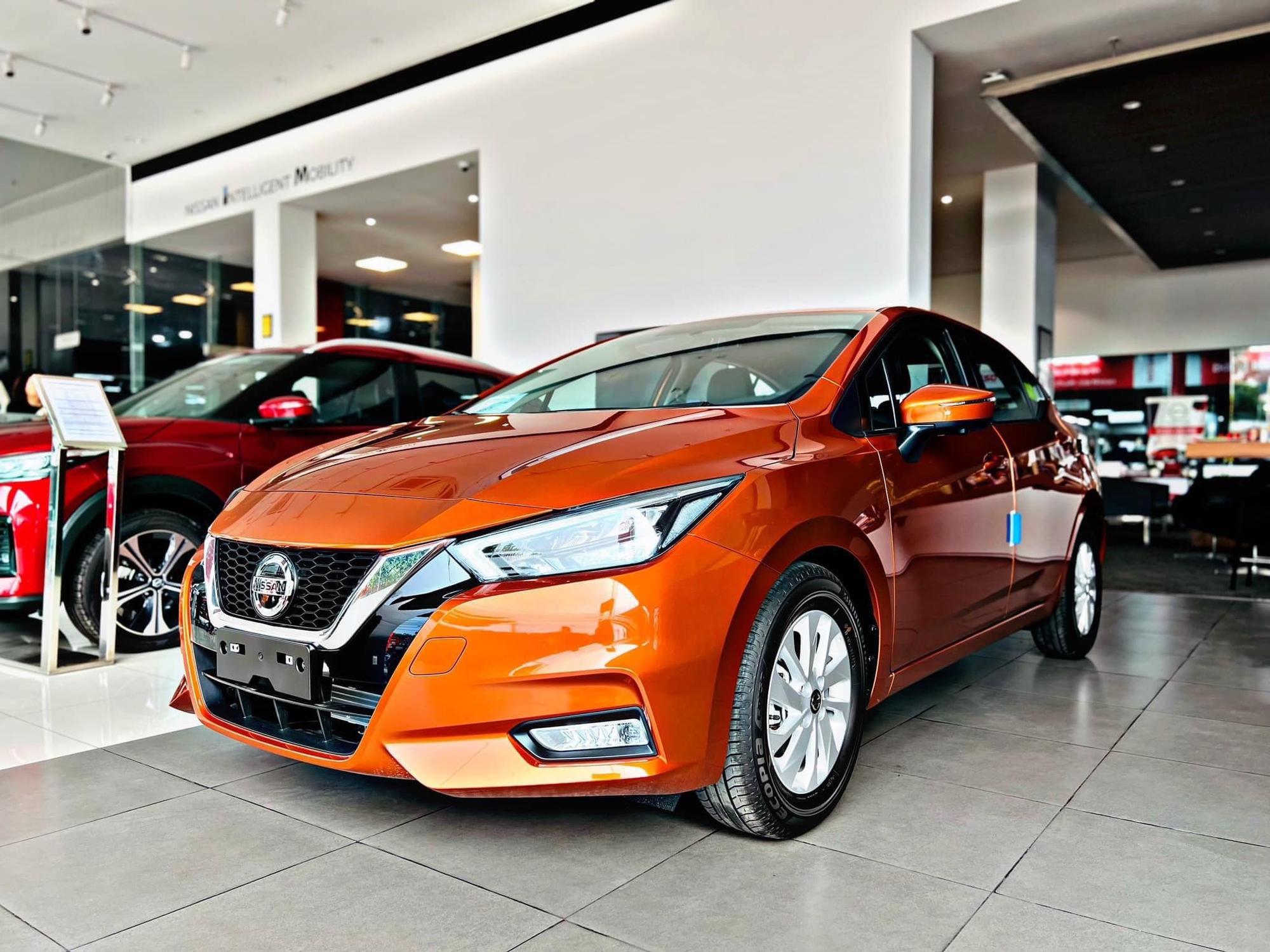 Nissan Almera giảm 77-116 triệu tại đại lý: Sản xuất 2023, mức giảm tùy màu sắc, giá rẻ ngang Hyundai Grand i10 - Ảnh 1