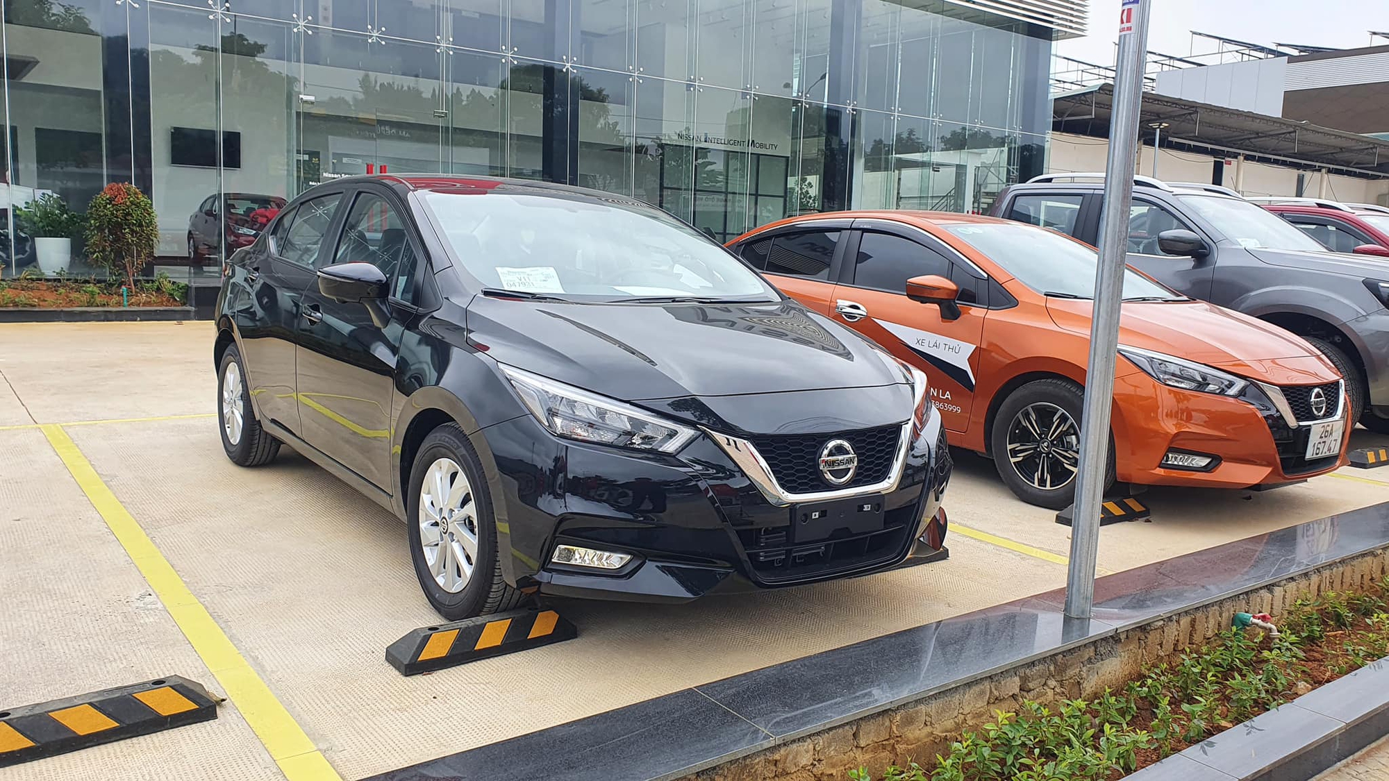 Nissan Almera giảm 77-116 triệu tại đại lý: Sản xuất 2023, mức giảm tùy màu sắc, giá rẻ ngang Hyundai Grand i10 - Ảnh 3