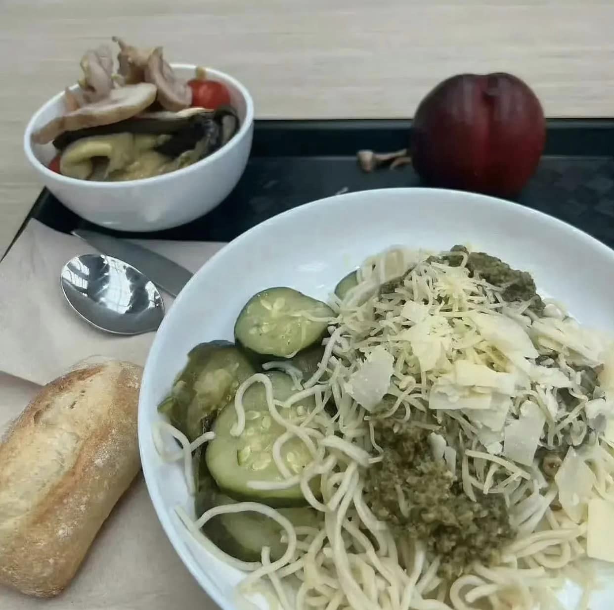 Xôn xao ảnh những bữa ăn của vận động viên Olympic Paris 2024, dân mạng tranh cãi vì "quá ít và thiếu chất" - Ảnh 3