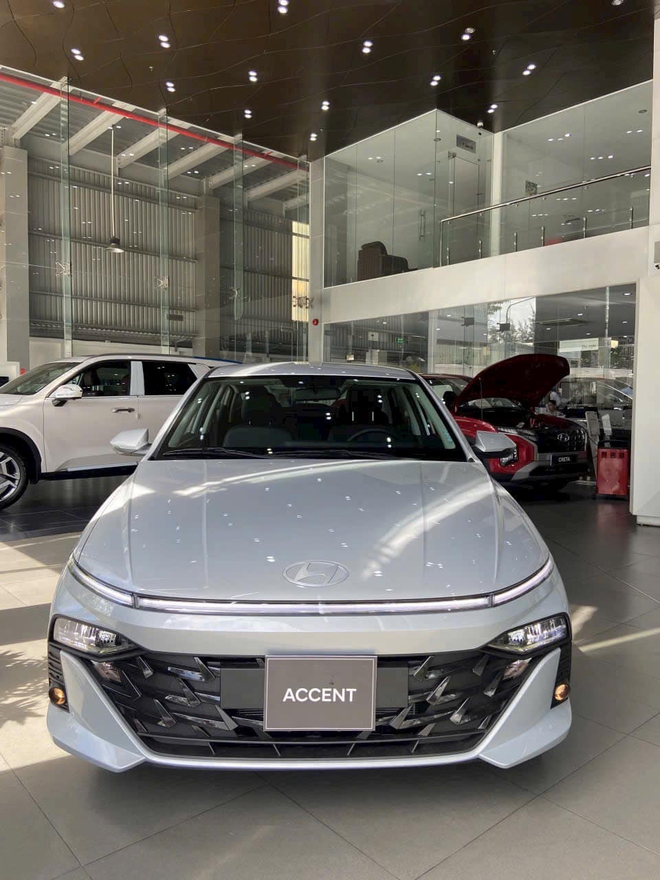 Hyundai Accent loạn giá tại đại lý: Có nơi giảm gần 20 triệu dù mới ra mắt, tặng cả 'lạc' để chạy đua doanh số - Ảnh 4