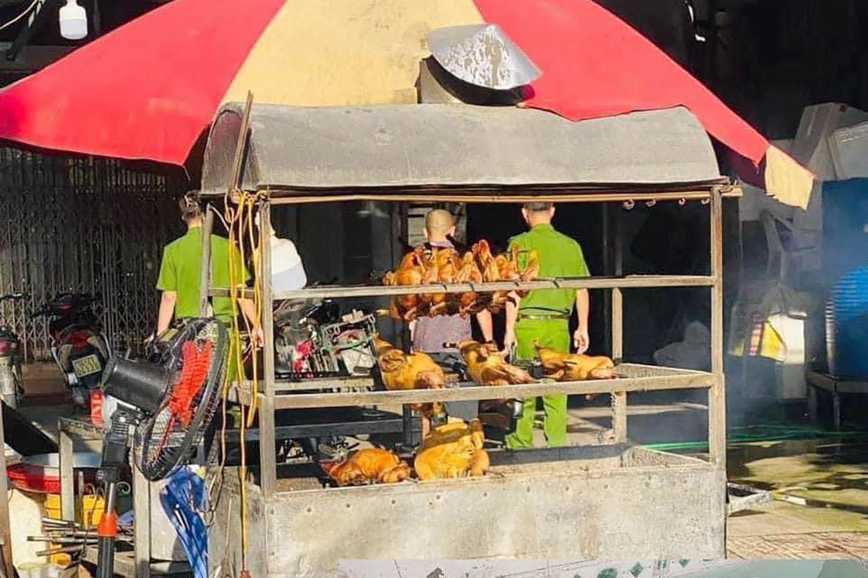 Quán vịt quay siêu bẩn, giòi bò lúc nhúc ở Quảng Ninh bị CA tới kiểm tra trực tiếp: Kết quả ra sao? - Ảnh 5