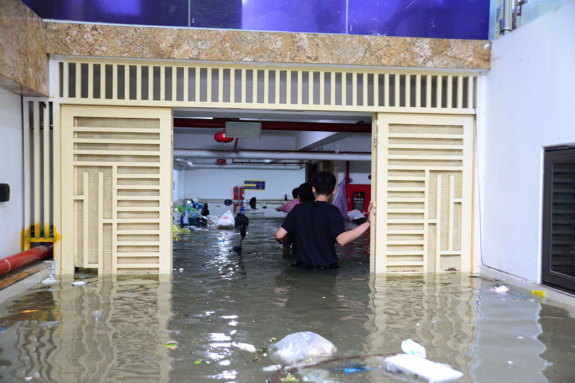 Loạt ảnh 60 xe máy dưới hầm chung cư mini ở Hà Nội chìm trong "biển" nước, cư dân ngán ngẩm - Ảnh 5