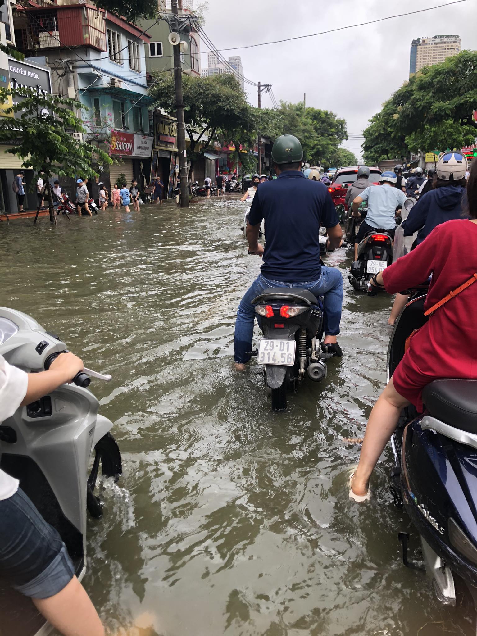 Loạt ảnh 60 xe máy dưới hầm chung cư mini ở Hà Nội chìm trong "biển" nước, cư dân ngán ngẩm - Ảnh 15