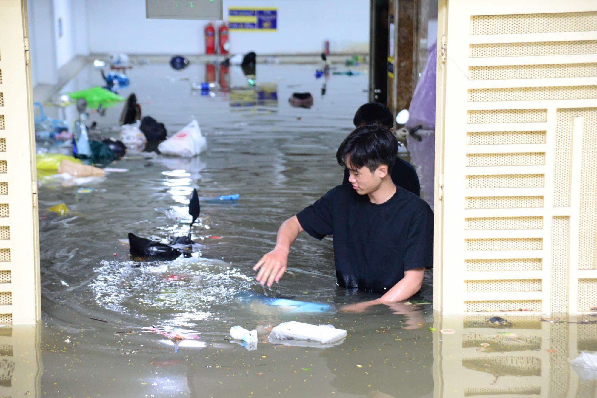 Loạt ảnh 60 xe máy dưới hầm chung cư mini ở Hà Nội chìm trong "biển" nước, cư dân ngán ngẩm - Ảnh 3