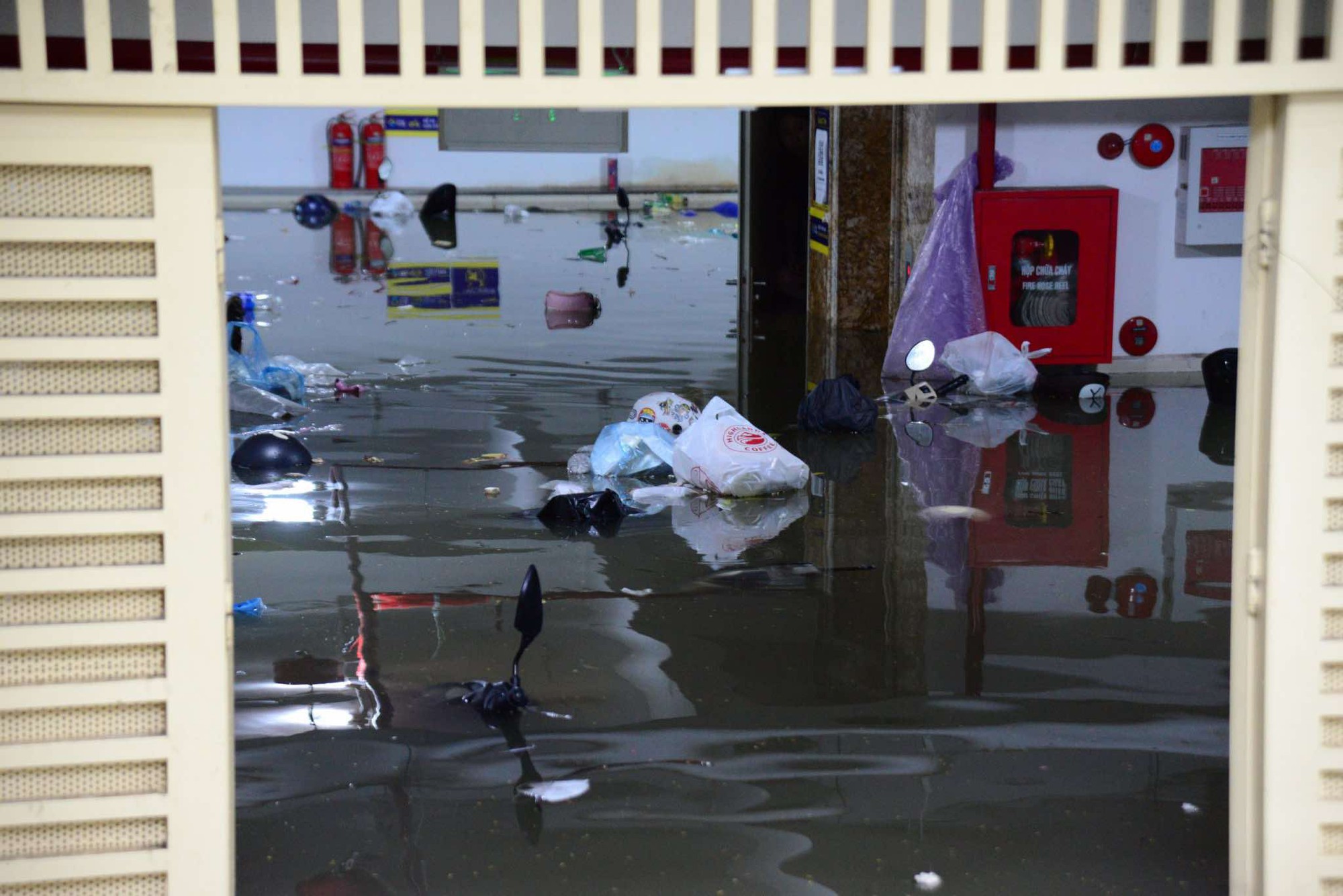 Loạt ảnh 60 xe máy dưới hầm chung cư mini ở Hà Nội chìm trong "biển" nước, cư dân ngán ngẩm - Ảnh 7