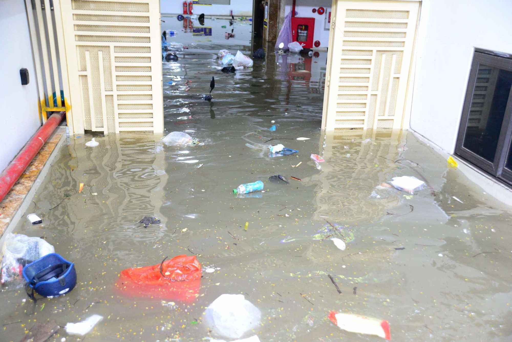 Loạt ảnh 60 xe máy dưới hầm chung cư mini ở Hà Nội chìm trong "biển" nước, cư dân ngán ngẩm - Ảnh 8