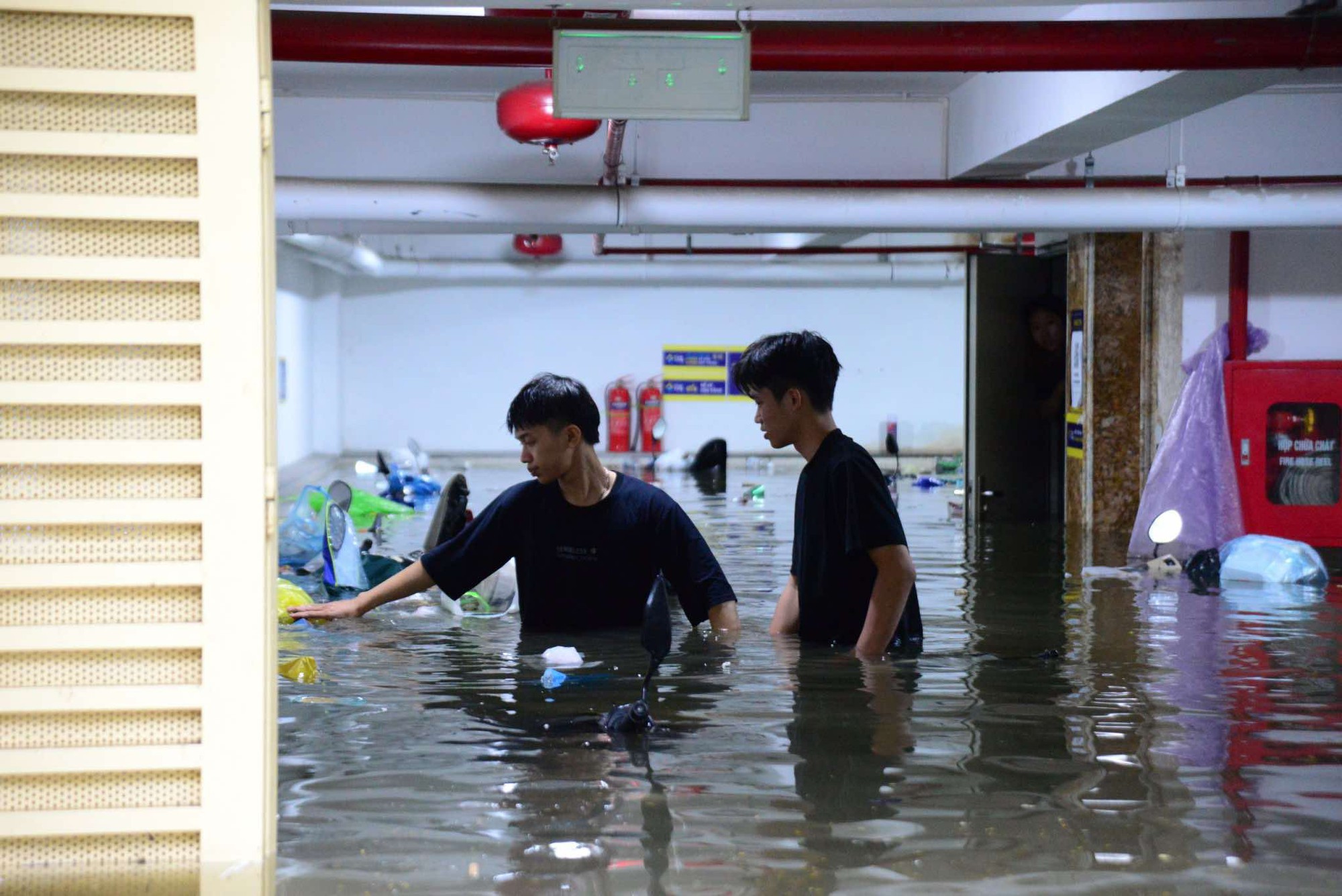 Loạt ảnh 60 xe máy dưới hầm chung cư mini ở Hà Nội chìm trong "biển" nước, cư dân ngán ngẩm - Ảnh 9