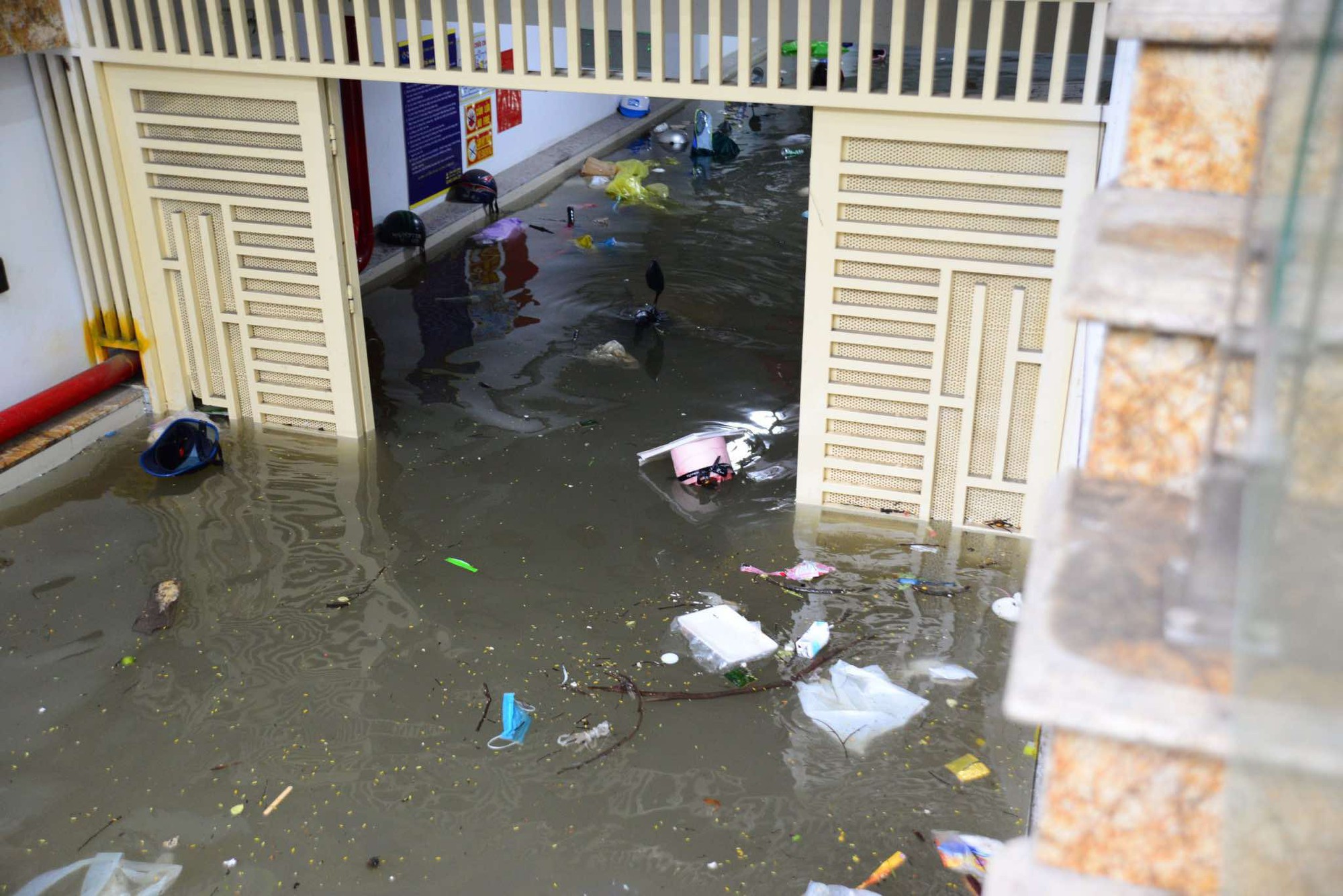 Loạt ảnh 60 xe máy dưới hầm chung cư mini ở Hà Nội chìm trong "biển" nước, cư dân ngán ngẩm - Ảnh 2