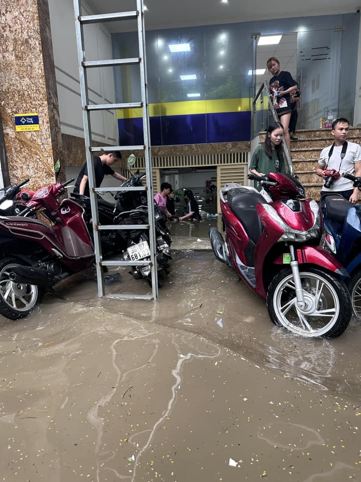 Loạt ảnh 60 xe máy dưới hầm chung cư mini ở Hà Nội chìm trong "biển" nước, cư dân ngán ngẩm - Ảnh 6