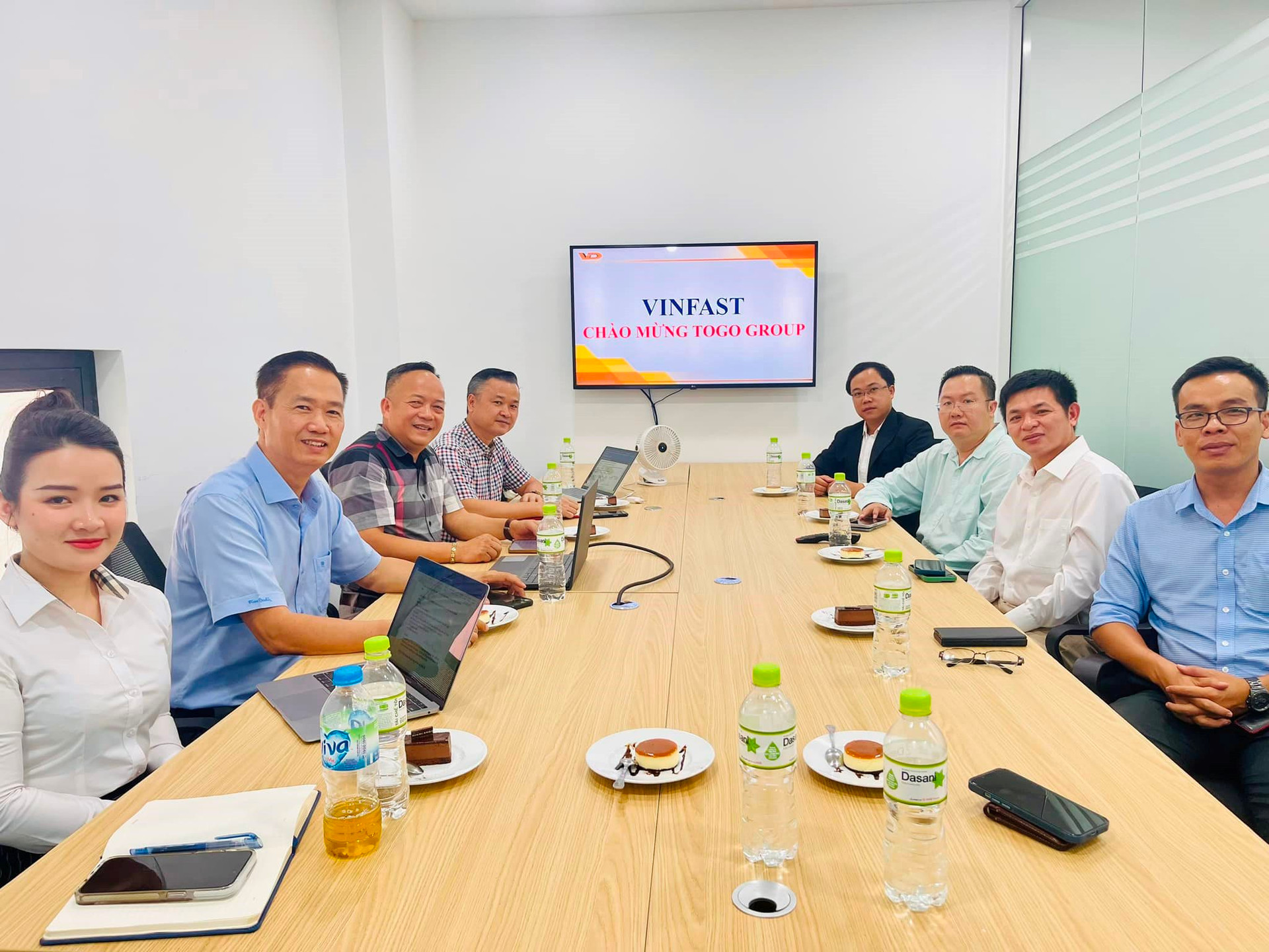 VinFast của tỷ phú Phạm Nhật Vượng có thêm khách sộp: Mua 1.000 chiếc để chạy dịch vụ, có cả VF 3 - Ảnh 2