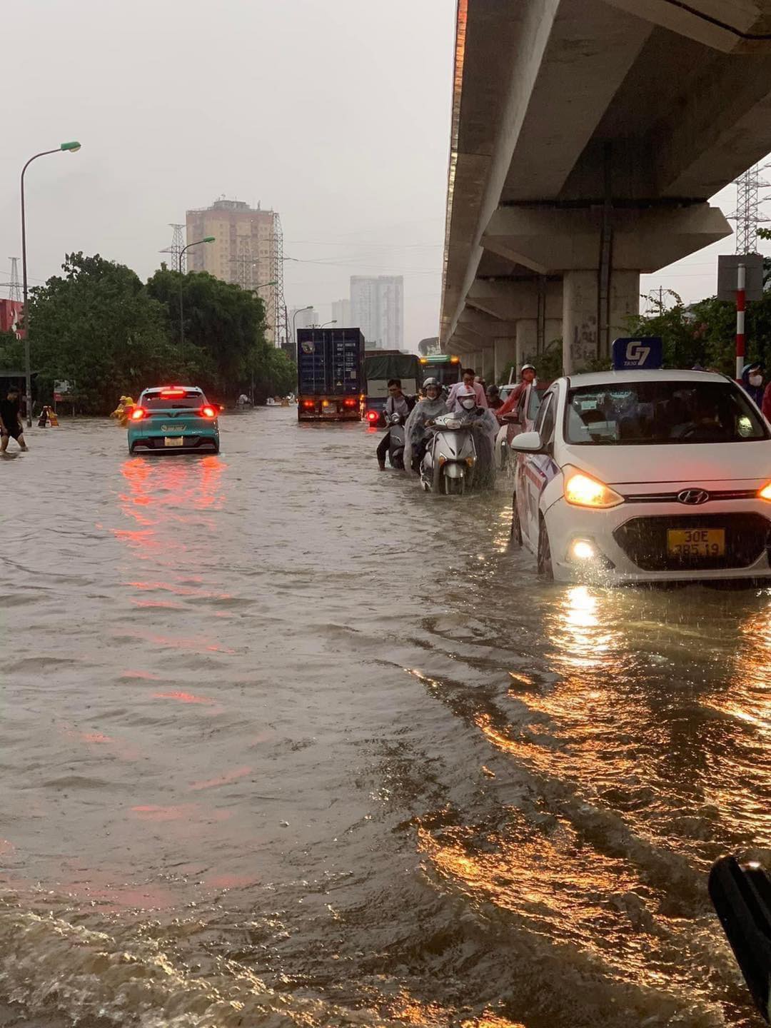 Loạt ảnh 60 xe máy dưới hầm chung cư mini ở Hà Nội chìm trong "biển" nước, cư dân ngán ngẩm - Ảnh 13