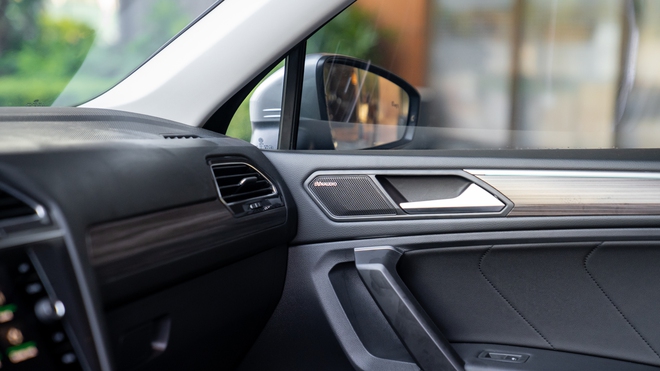 VW Tiguan thêm phiên bản mới tại Việt Nam: Thêm tiện nghi và an toàn, giá 1,688 tỷ đồng rẻ hơn cả bản tiêu chuẩn - Ảnh 2