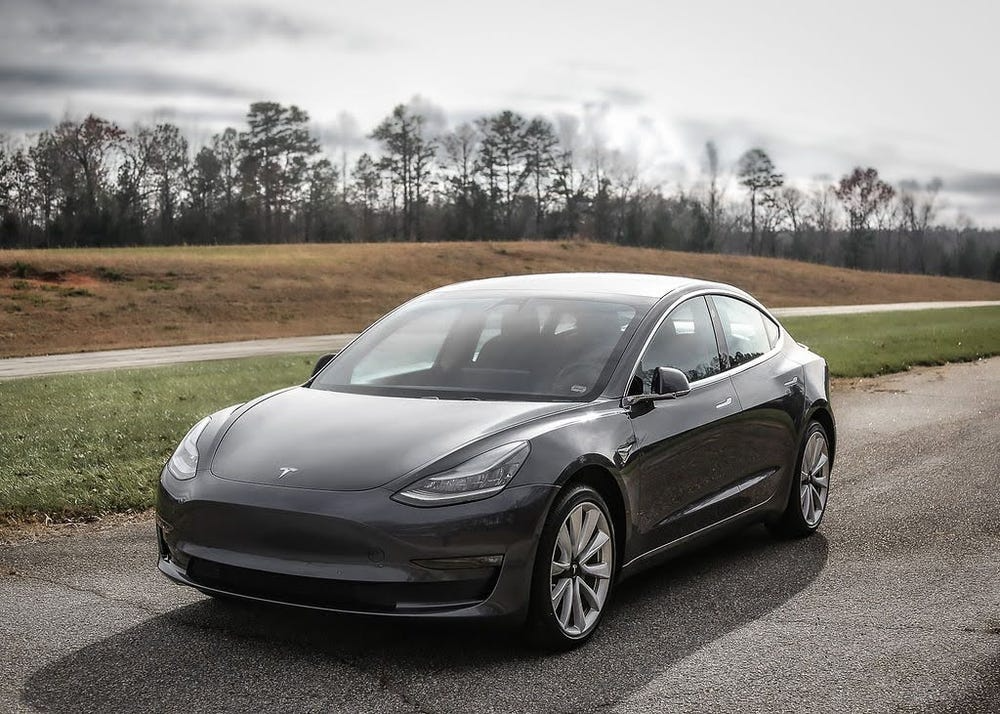 Từng là biểu tượng của sự xa xỉ và công nghệ tiên tiến, vì sao xe điện Tesla giờ bị gắn mác "thiết kế lỗi thời"? - Ảnh 1