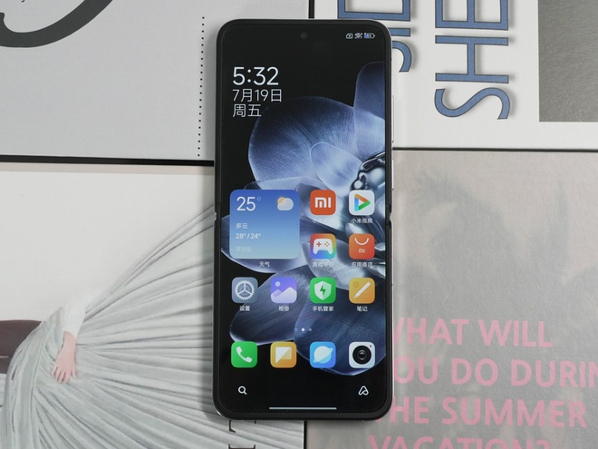 Cận cảnh Xiaomi MIX Flip: Thiết kế cực đẹp, màn hình phụ xịn nhất thế giới, pin cũng lớn nhất, giá rẻ hơn Galaxy Z Flip6 - Ảnh 22