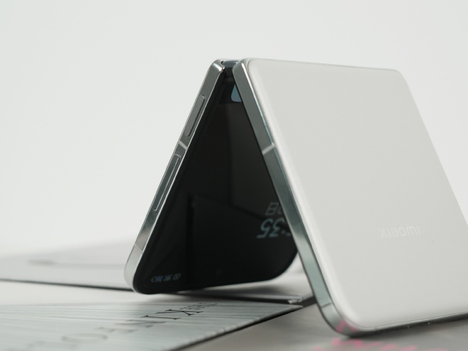 Cận cảnh Xiaomi MIX Flip: Thiết kế cực đẹp, màn hình phụ xịn nhất thế giới, pin cũng lớn nhất, giá rẻ hơn Galaxy Z Flip6 - Ảnh 18