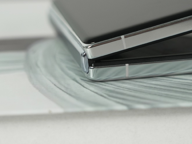 Cận cảnh Xiaomi MIX Flip: Thiết kế cực đẹp, màn hình phụ xịn nhất thế giới, pin cũng lớn nhất, giá rẻ hơn Galaxy Z Flip6 - Ảnh 19