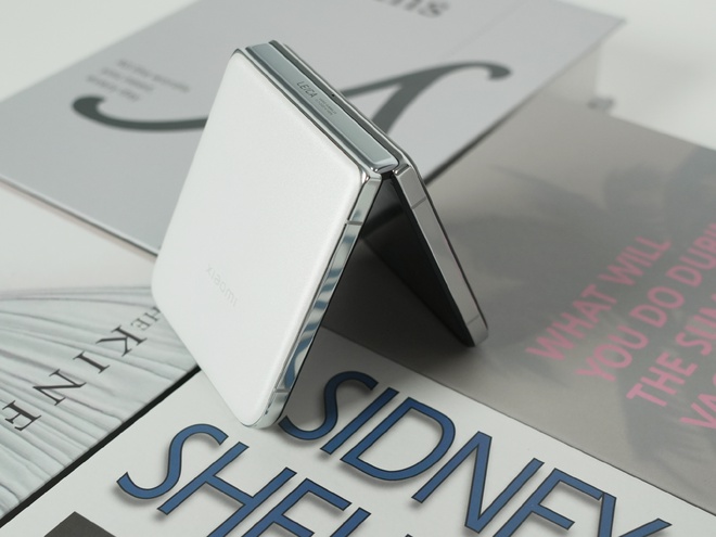 Cận cảnh Xiaomi MIX Flip: Thiết kế cực đẹp, màn hình phụ xịn nhất thế giới, pin cũng lớn nhất, giá rẻ hơn Galaxy Z Flip6 - Ảnh 20