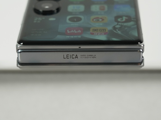 Cận cảnh Xiaomi MIX Flip: Thiết kế cực đẹp, màn hình phụ xịn nhất thế giới, pin cũng lớn nhất, giá rẻ hơn Galaxy Z Flip6 - Ảnh 26