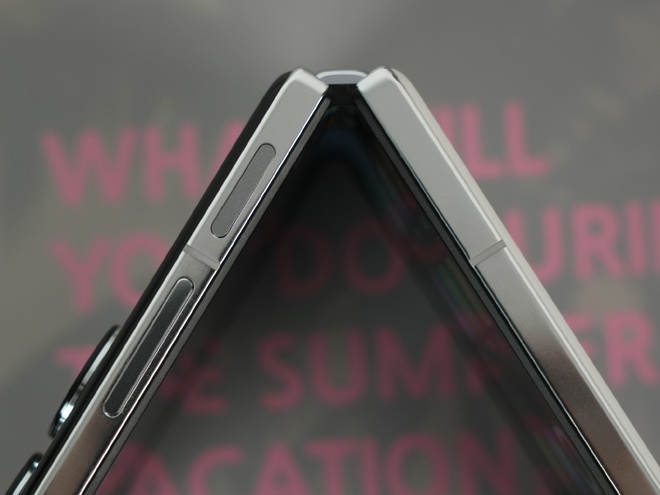 Cận cảnh Xiaomi MIX Flip: Thiết kế cực đẹp, màn hình phụ xịn nhất thế giới, pin cũng lớn nhất, giá rẻ hơn Galaxy Z Flip6 - Ảnh 24