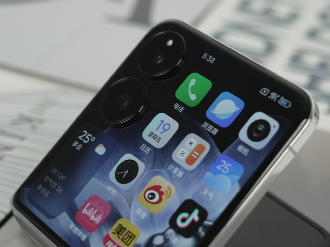 Cận cảnh Xiaomi MIX Flip: Thiết kế cực đẹp, màn hình phụ xịn nhất thế giới, pin cũng lớn nhất, giá rẻ hơn Galaxy Z Flip6 - Ảnh 23