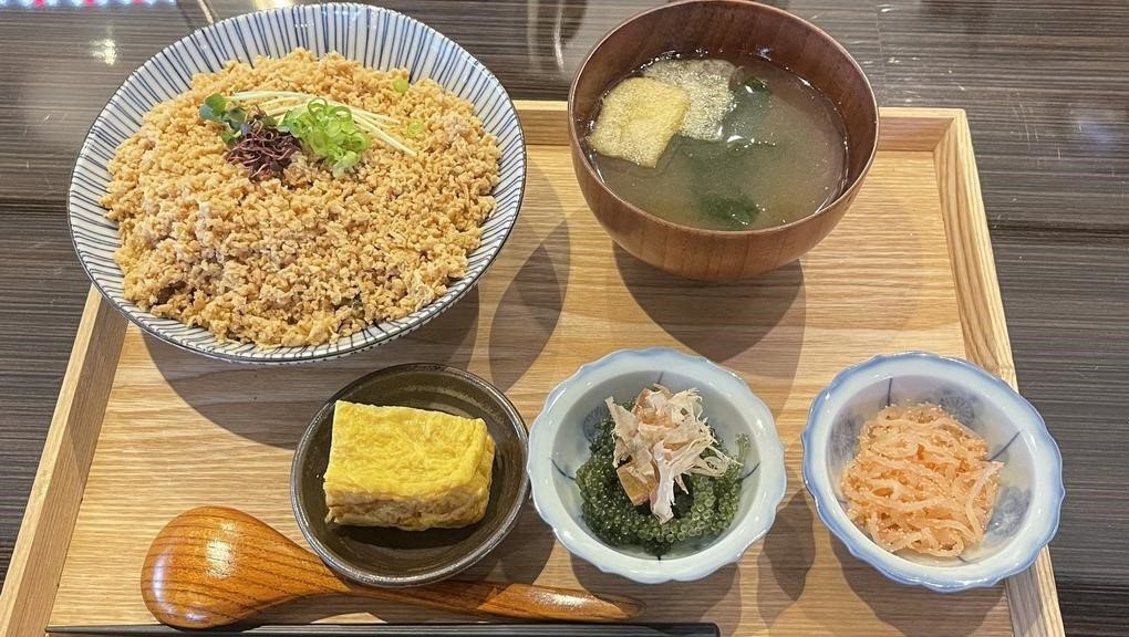 Đồng yên xuống thấp nhất hơn 30 năm, khách du lịch đua nhau "ăn sập" Nhật Bản: 5 USD một bữa sashimi, thưởng thức món Michelin chỉ với 100 USD - Ảnh 2