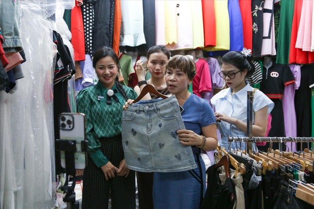 Tiểu thương chật vật livestream bán hàng - Ảnh 1