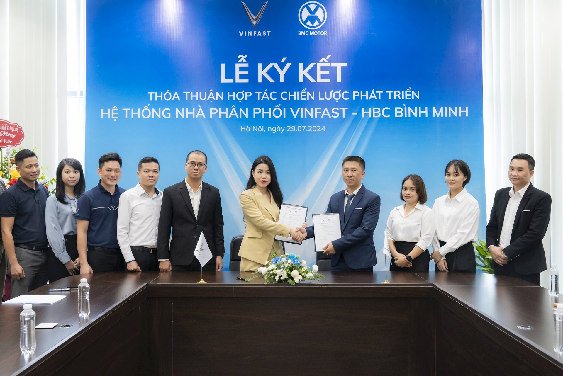 Một công ty ở Phú Thọ bất ngờ bắt tay VinFast mở liền 11 đại lý, theo ông lớn xe điện sang mở showroom ở cả Indonesia, Ấn Độ - Ảnh 1