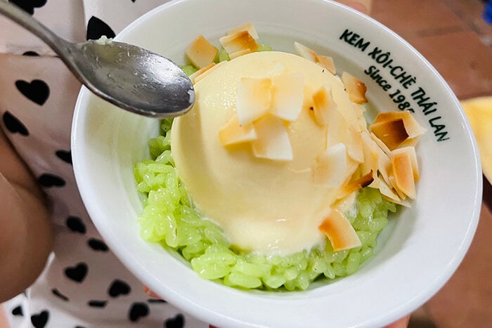 Quán kem xôi chuẩn Thái gần 40 năm của cụ bà 85 tuổi trong khu tập thể Hà Nội - Ảnh 2