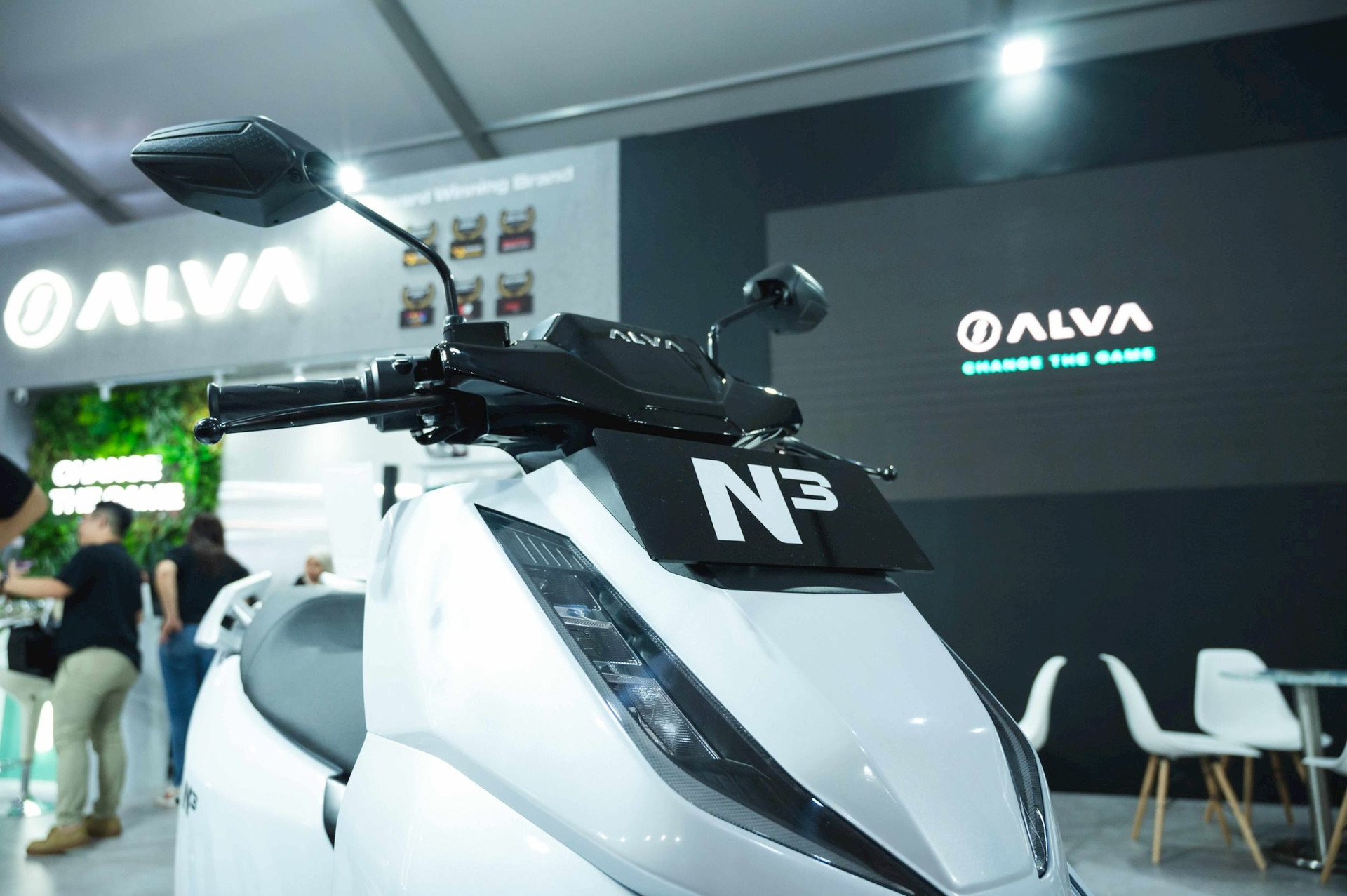 Xe máy điện thiết kế hầm hố, ngập tràn công nghệ giá chỉ 17 triệu đồng, rẻ hơn Wave Alpha - Ảnh 1