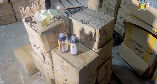 Hé lộ bí mật bên trong quán cháo lòng ở Hà Nội: Nguyên 1 kho xưởng chuyên "hô biến" mỹ phẩm “hết date” thành hàng còn hạn sử dụng - Ảnh 4