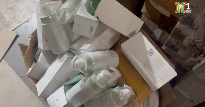 Hé lộ bí mật bên trong quán cháo lòng ở Hà Nội: Nguyên 1 kho xưởng chuyên "hô biến" mỹ phẩm “hết date” thành hàng còn hạn sử dụng - Ảnh 5