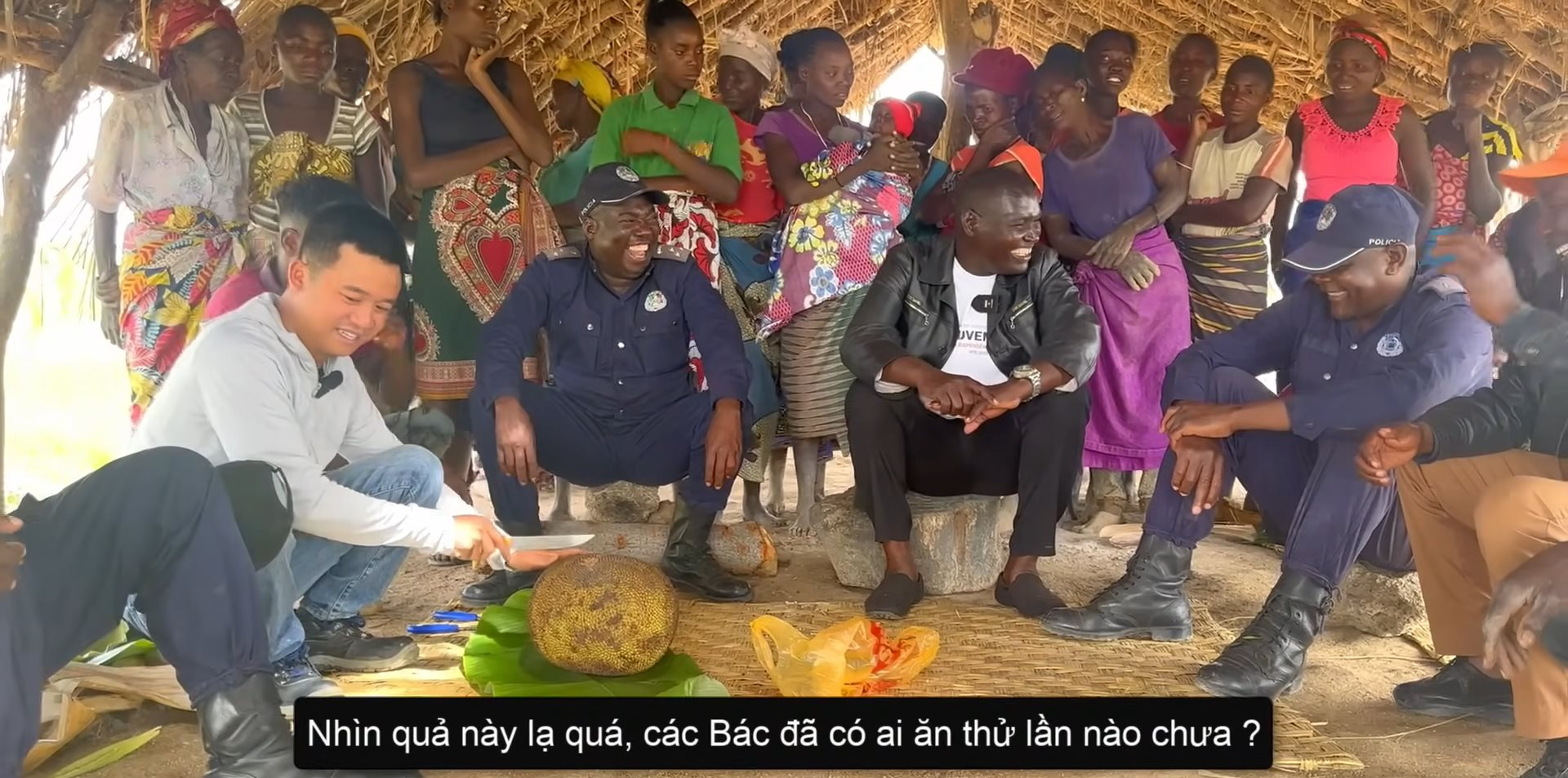 Chủ tịch cùng Trưởng Công an huyện tới thăm nông trại của team Quang Linh châu Phi, lạ lẫm khi lần đầu thưởng thức mít Việt Nam - Ảnh 4