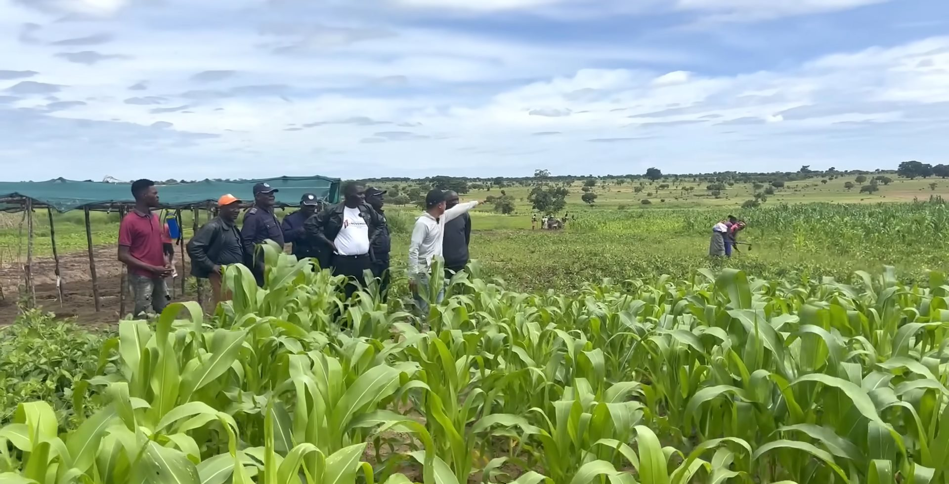 Chủ tịch cùng Trưởng Công an huyện tới thăm nông trại của team Quang Linh châu Phi, lạ lẫm khi lần đầu thưởng thức mít Việt Nam - Ảnh 3