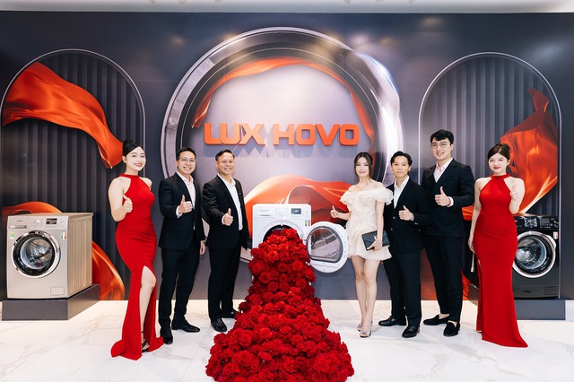 “Bộ đôi” NhaF - xuất hiện tại sự kiện ra mắt thương hiệu gia dụng Lux Hovo - Ảnh 1