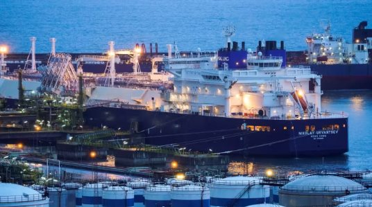 Châu Âu bất ngờ siết lệnh cấm với LNG, Nga mạnh tay săn lùng loại 'bảo bối' giúp lách trừng phạt, giá tăng phi mã kể từ đầu năm - Ảnh 1