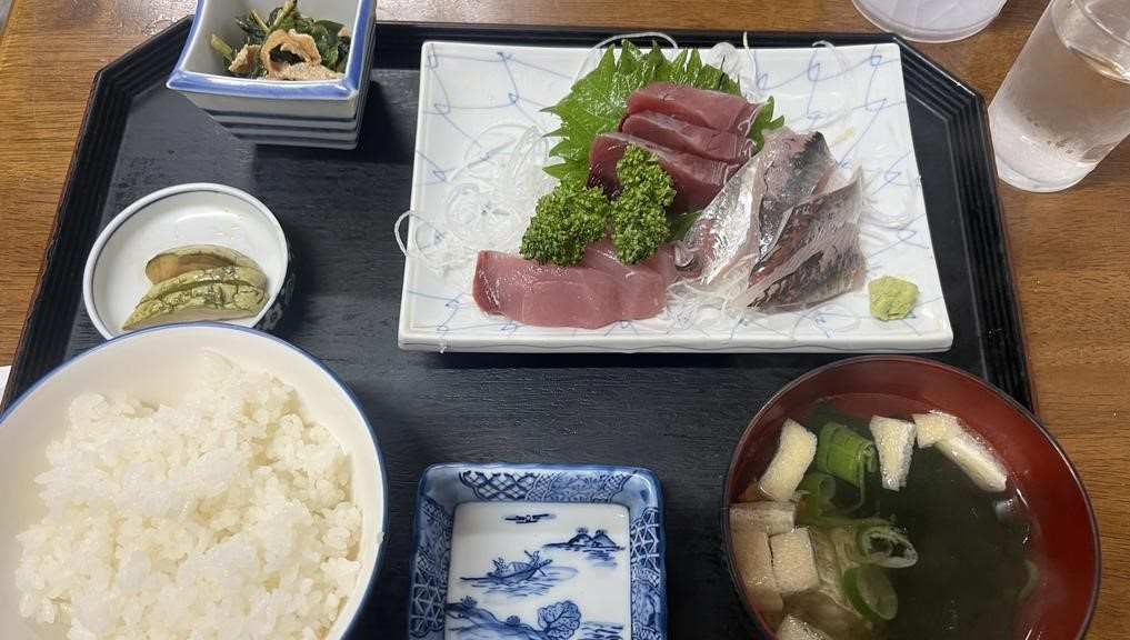 Đồng yên xuống thấp nhất hơn 30 năm, khách du lịch đua nhau "ăn sập" Nhật Bản: 5 USD một bữa sashimi, thưởng thức món Michelin chỉ với 100 USD - Ảnh 1