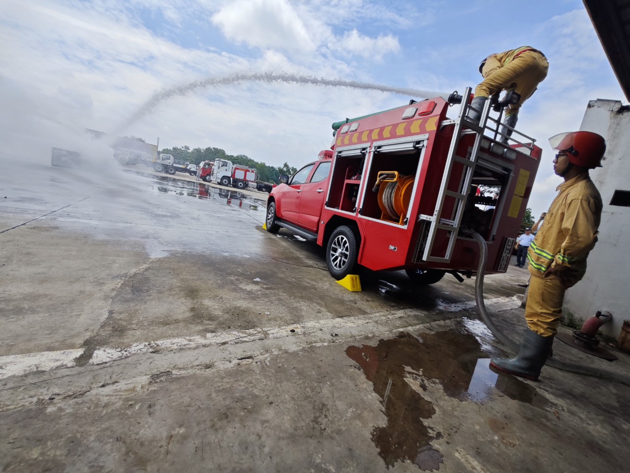 Doanh nghiệp trong nước làm xe chữa cháy mini - Ảnh 2