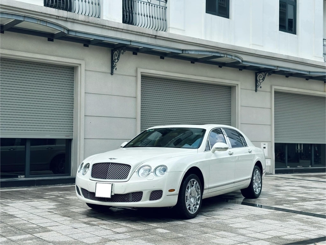 Chiếc Bentley Flying Spur hơn 1,4 tỷ này sẽ khiến người dùng 'chịu chơi' cân nhắc thay vì mua Camry hybrid - Ảnh 1