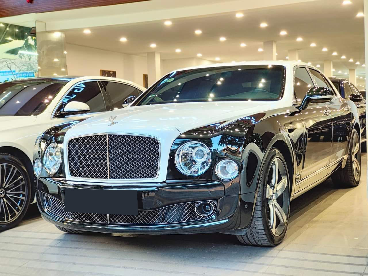 Bentley chục tỷ bị xe đạp va hỏng gương, chủ xe sửa bên 'vỉa hè' Hà Nội hết 3 triệu đồng: 'Rẻ như xe bình dân' - Ảnh 2