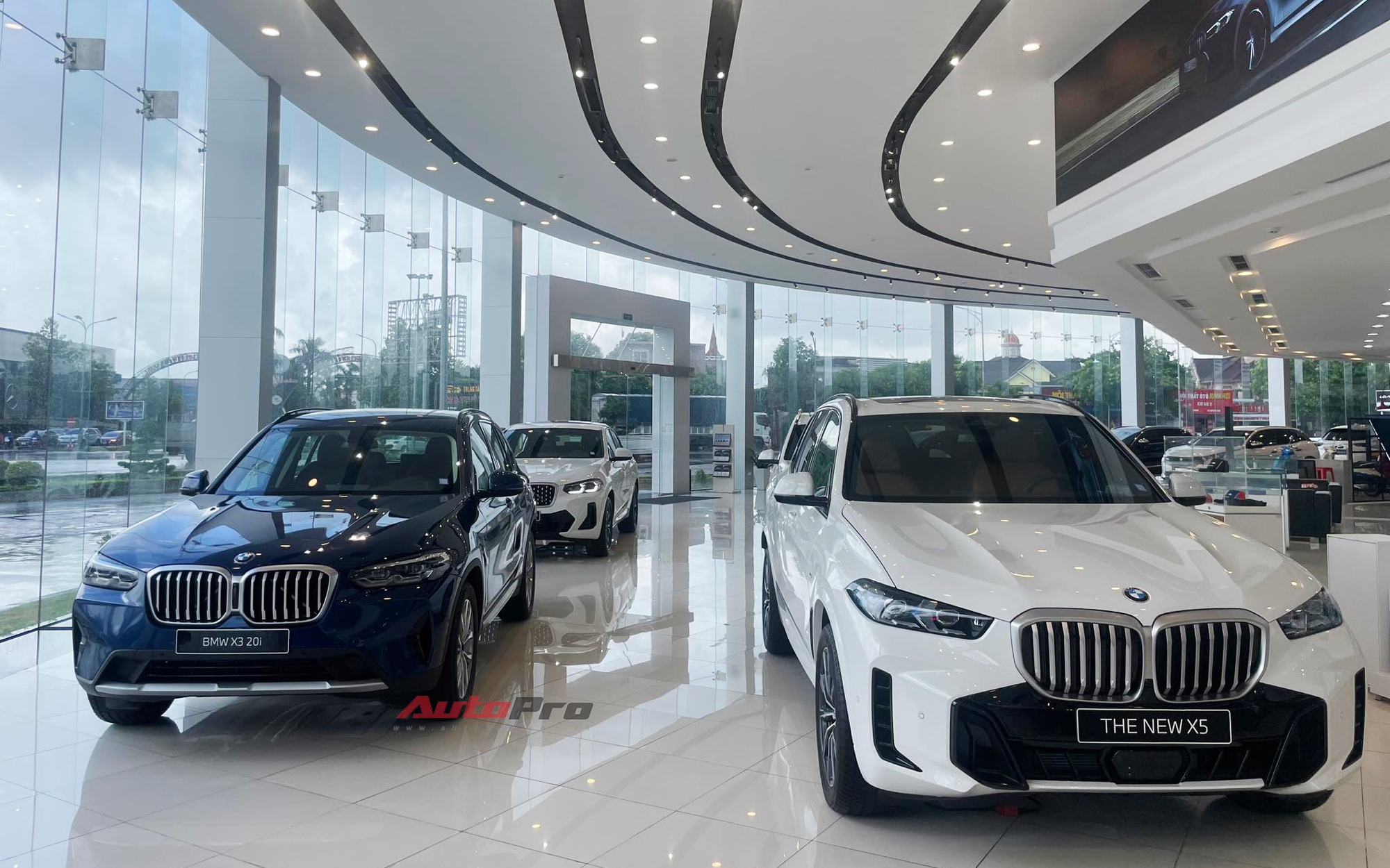 Loạt xe BMW giảm giá tại đại lý: X3 giảm nhiều nhất 180 triệu, X5, 5-Series cũng giảm nhiều để đẩy hàng tồn kho - Ảnh 1