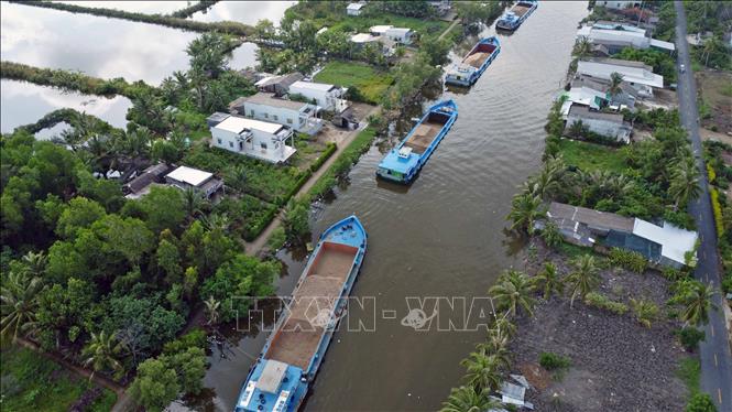 Khoảng 600m3 cát biển đã về cao tốc Hậu Giang - Cà Mau - Ảnh 1