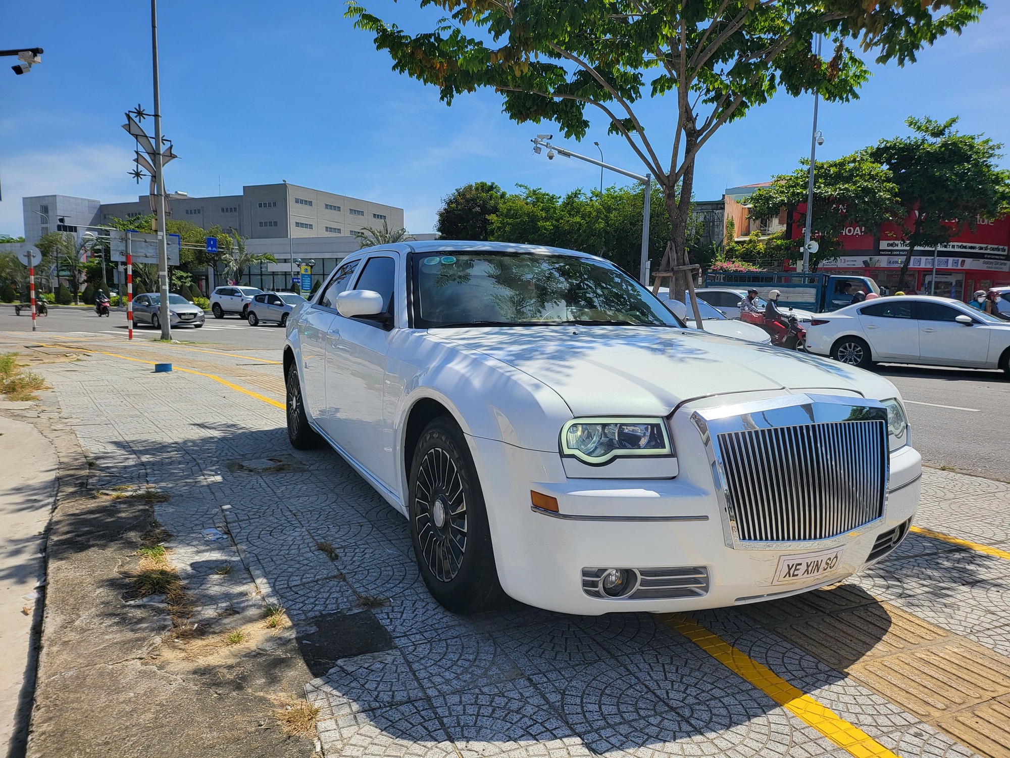 Rao Chrysler 300 giá chưa đến 400 triệu đồng, người bán chia sẻ: ‘Êm như Maybach, bao chạy đường xa’ - Ảnh 1