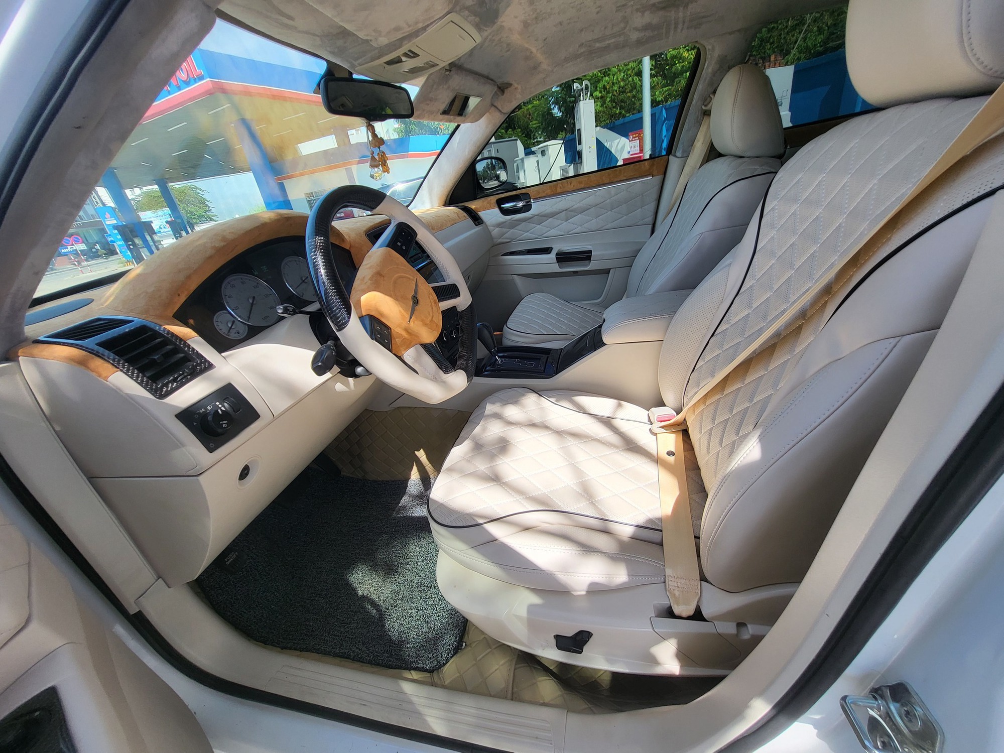 Rao Chrysler 300 giá chưa đến 400 triệu đồng, người bán chia sẻ: ‘Êm như Maybach, bao chạy đường xa’ - Ảnh 4