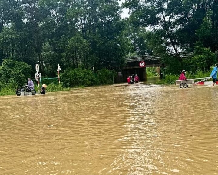 Đường phố Hà Nội ngập trong biển nước, dịch vụ cứu hộ xe 'cháy hàng' - Ảnh 5