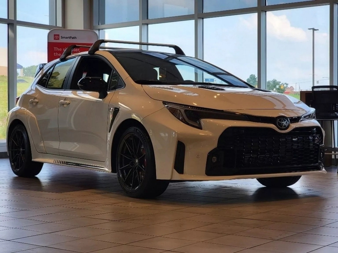 Giữa cơn bão đội giá, đại lý Toyota này gây 'sốc' khi bán xe hot dưới giá niêm yết, nguyên nhân đến sales cũng bất ngờ - Ảnh 1