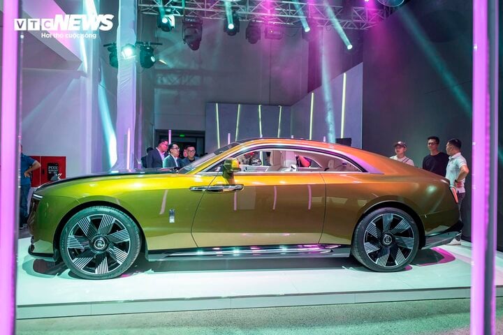 Lộ diện đại gia Việt đầu tiên nhận xe siêu sang thuần điện Rolls-Royce Spectre - Ảnh 4