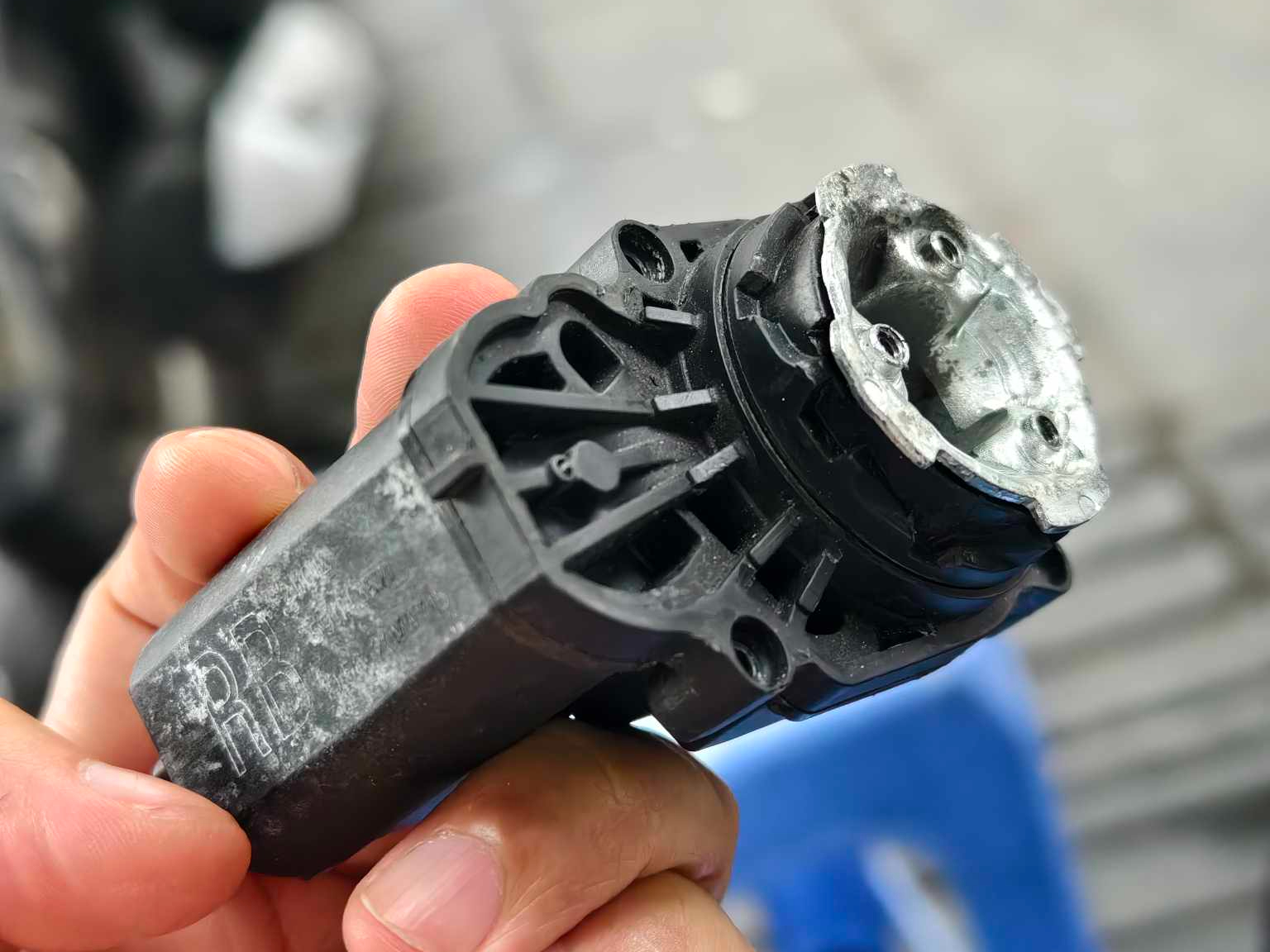 Bentley chục tỷ bị xe đạp va hỏng gương, chủ xe sửa bên 'vỉa hè' Hà Nội hết 3 triệu đồng: 'Rẻ như xe bình dân' - Ảnh 3